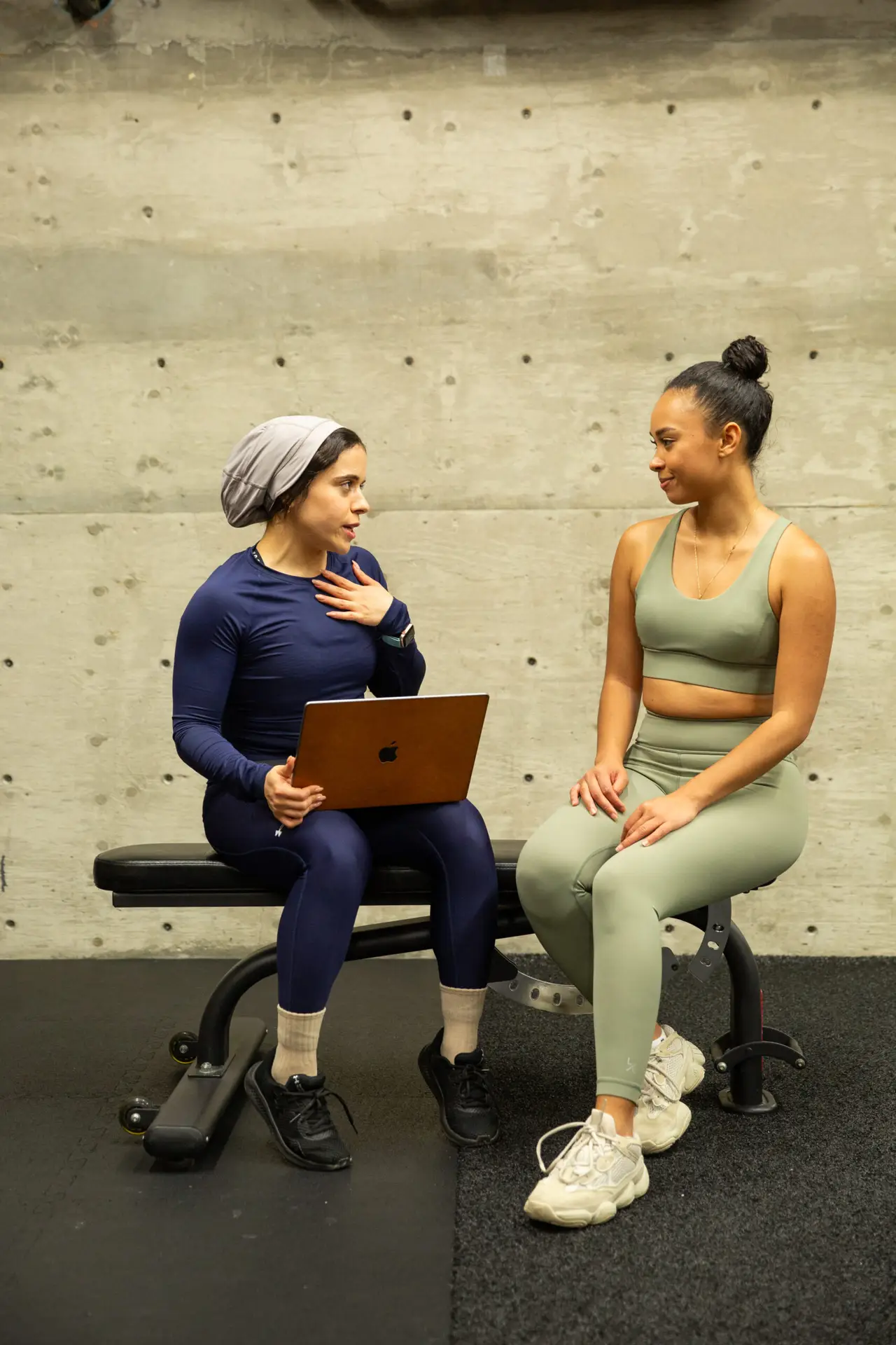 fitness-coach-toronto-performance-coaching-session fitness and running coach working with client on strength strategy.