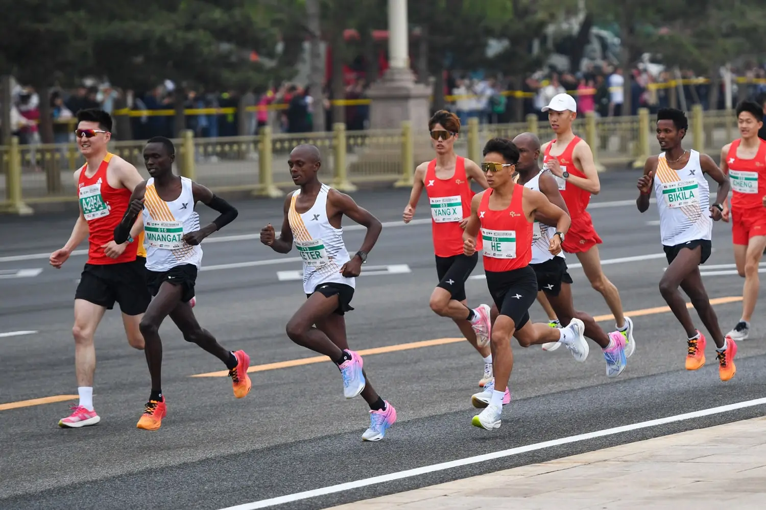 people running in marathon